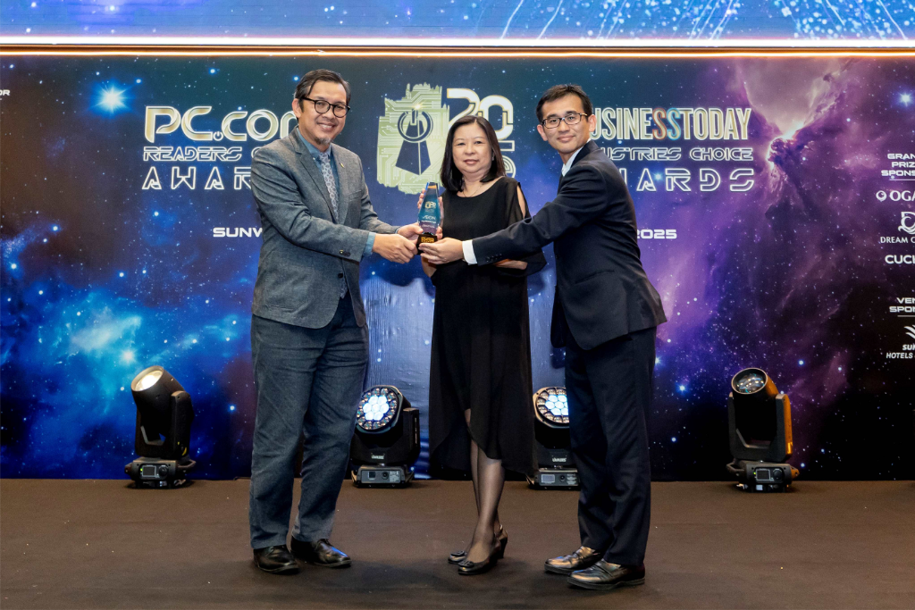 Audrey Lim, Co-Chief Operating Officer – Retail, receives the Best Online Grocery Retail award for AEON-myAEON2go from Datuk Dr Shaiful Azmi Yahaya, Chief Clinical Officer, IJN.